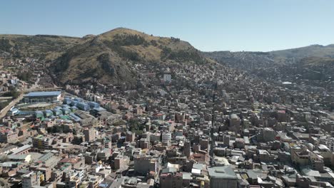Imágenes-Aéreas-De-Puno,-La-Ciudad-Ubicada-A-Orillas-Del-Lago-Titicaca,-Per?