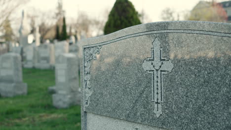 Christlicher-Grabstein-Auf-Einem-Friedhof-In-New-York-City