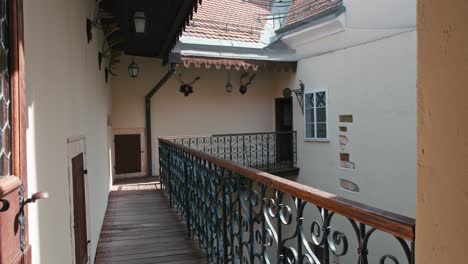 Rustikaler-Balkon-Mit-Schmiedeeisernem-Geländer-Im-Innenhof-Des-Schlosses-Trakošćan,-Kroatien