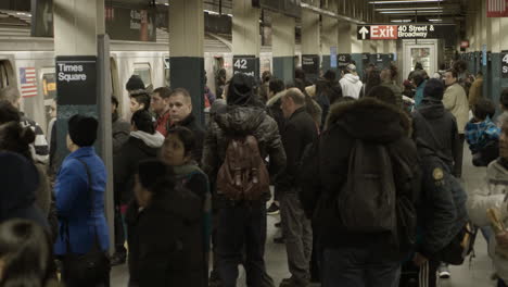 La-Gente-Entra-Y-Sale-Del-Tren-Subterráneo-Lleno-De-Gente-En-La-Estación-De-Times-Square-En-Times-Square.