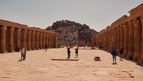 Turistas-En-El-Patio-Interior-Del-Complejo-Del-Templo-De-Philae.