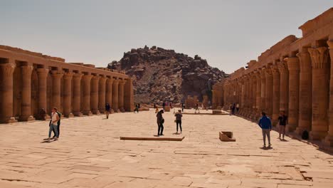 Touristen-Im-Innenhof-Des-Tempelkomplexes-Von-Philae