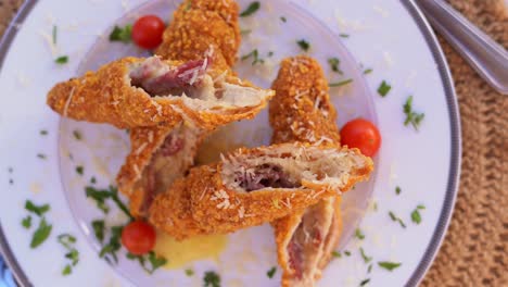 Un-Plato-Contiene-Un-Delicioso-Cordon-Bleu,-Primer-Plano,-Plano-Alto