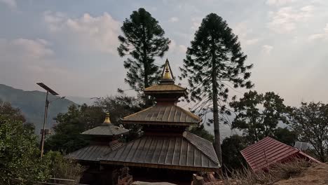 Sankhu-En-El-Valle-De-Katmandú,-Con-Vistas-Al-Templo-Vajrayogini,-Que-Simboliza-El-Rico-Patrimonio-Espiritual-Y-Cultural-Del-Valle-De-Katmandú