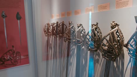 Espadas-Antiguas-Expuestas-En-La-Sala-De-Armas-Del-Castillo-De-Trakoscan,-Exposición-En-El-Museo-De-Croacia