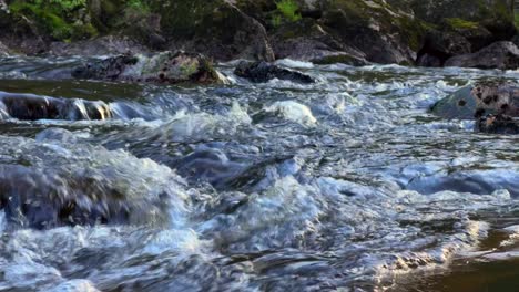 Vídeo-En-Cámara-Lenta-De-4k-De-Un-Hermoso-Río-Noruego-En-Primavera