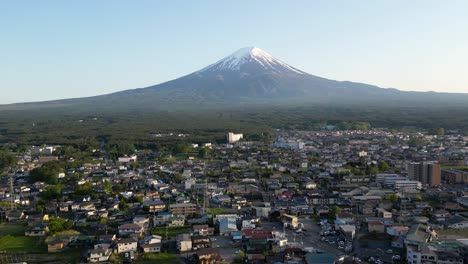 Atemberaubender-Zeitlupen-Drohnenflug-über-Die-Stadt-Kawaguchiko-Mit-Dem-Fuji