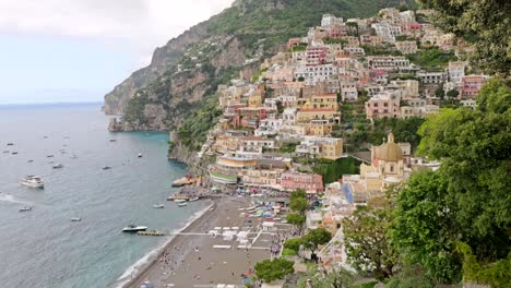 Vista-Panorámica-De-Positano,-Un-Pueblo-Muy-Turístico-De-La-Costa-De-Amalfi-En-El-Sur-De-Italia.