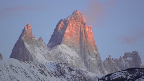 El-Timelapse-Del-Amanecer-Ardiente-Ilumina-El-Monte-Fitz-Roy-En-La-Patagonia,-Argentina-Con-Colores-Cálidos