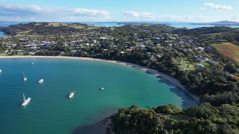 Barcos-Navegando-En-La-Bahía-De-Big-Oneroa-Beach-Cerca-De-La-Reserva-De-La-Playa-De-Korora-En-Auckland,-Nueva-Zelanda