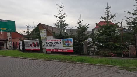 Vista-Desde-La-Ventana-Del-Autobús-Hasta-La-Carretera-Y-Pequeñas-Casas-Por-Cierto-Desde-El-Aeropuerto-De-Cracovia-Hasta-El-Centro-De-La-Ciudad,-Polonia