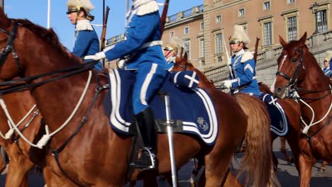 Touristen-Beobachten-Schwedische-Königliche-Wachen-Auf-Pferden-Bei-Der-Parade-Des-Königs-Und-Der-Königin-Im-Königlichen-Palast-In-Stockholm,-Schweden,-Zeitlupe