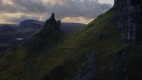 Verdes-Tierras-Altas-Escocesas-En-El-Famoso-Paseo-Quiraing,-Isla-De-Skye