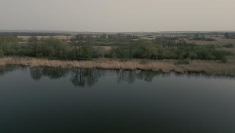 Aguas-Tranquilas-Del-Río-Odra,-Siadlo-Dolne,-Polonia---Toma-Aérea-De-Un-Drone