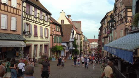 Riquewihr-Es-Conocido-Como-Uno-De-Los-Pueblos-Con-Más-Encanto-De-Francia,-Y-Por-Una-Buena-Razón:-Vino,-Comida-Y-Alrededores.