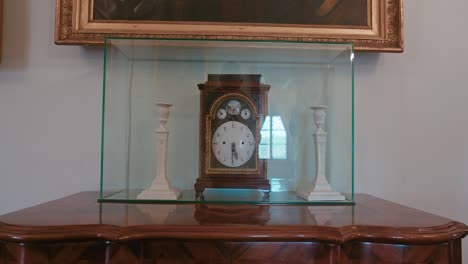 Antique-clock-and-candlesticks-in-the-Neoclassical-Room-of-Trakošćan-Castle,-Croatia