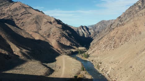 Imágenes-De-Drones-De-Una-Pista-De-Aterrizaje-Remota-Y-Un-Campamento-Rodeado-De-Montañas-Y-Cerca-De-Un-Río-En-El-Río-Frank-Church-Sin-Retorno-En-Idaho