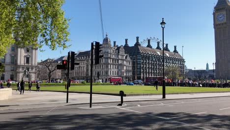 Vista-Soleada-De-La-Mañana-Del-Jardín-De-La-Plaza-Del-Parlamento-Con-Tráfico-Pasando