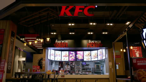 Empty-fastfood-chain-serving-fried-chicken,-French-fries-and-meals-and-snacks-inside-a-shopping-mall-in-Bangkok,-Thailand