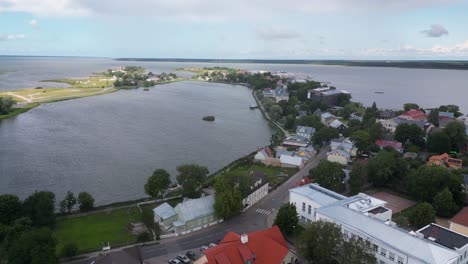 Dolly-Aéreo-Disparado-Sobre-La-Ciudad-De-Haapsalu-En-La-Costa-Del-Mar-Báltico-De-Estonia.