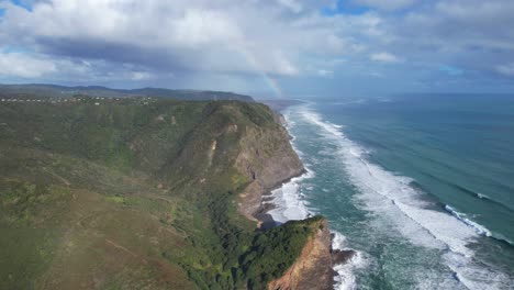 Costa-Escarpada-Golpeada-Por-Las-Olas-Del-Mar-De-Tasmania-En-Verano-En-Auckland,-Nueva-Zelanda