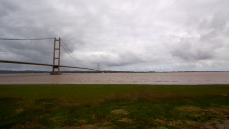 Schwenk-weite-Aufnahmen-Der-Humber-Bridge-Von-Water-Side-Road