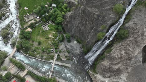 Hoher-Drohnenflug-über-Den-Mantoka-Wasserfall-In-Skardu