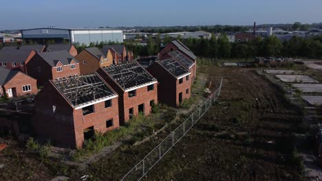 Propiedades-Residenciales-Con-Techo-Inacabado-En-El-Sitio-De-Construcción-Terrenos-De-Desarrollo-En-Recesión-Empuje-Aéreo-Lento