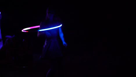 Chica-Haciendo-Hula-hoop-Por-La-Noche-En-La-Oscuridad-Con-Un-Hula-hoop-De-Color-Claro-LED