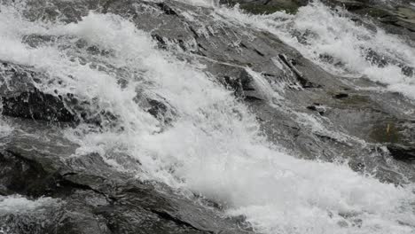 Eine-Nahaufnahme-Des-Goa-Rang-Reng-Wasserfalls-In-Bali,-Indonesien