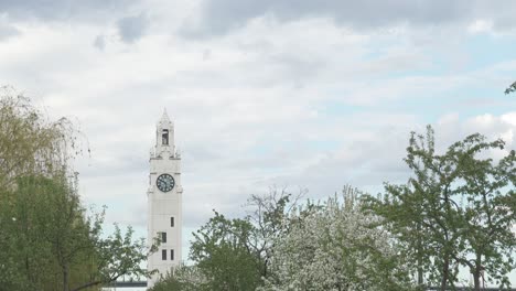 Establecimiento-De-La-Torre-Del-Reloj-De-Montreal,-También-Conocida-Como-El-Reloj-Conmemorativo-Del-Marinero-Y-El-Tour-De-L&#39;horloge.