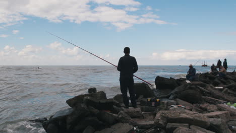 Los-Pescadores-Tradicionales-Pescan-Con-Caña-De-Pescar-En-El-Mar-Negro.