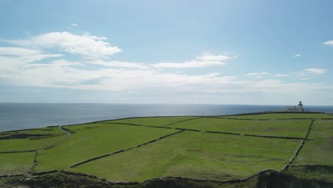 Espectacular-Panorama-Aéreo-Sobre-La-Península-De-Galley-Head-En-West-Cork,-Irlanda,-Con-Un-Faro-En-Un-Día-Soleado-Y-Vistas-Abiertas-Al-Océano