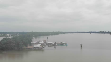 Toma-Aérea-De-Apertura-De-4k-De-Una-Escuela-En-La-Isla-Del-Río-Majuli-Sumergida-En-Las-Inundaciones-Del-Monzón-De-Brahmaputra