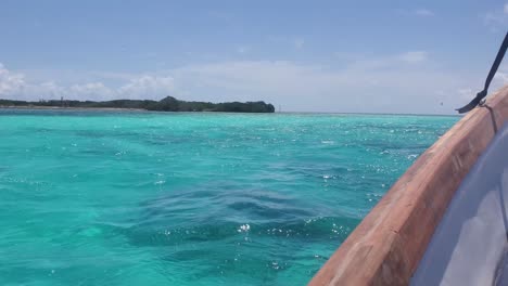 POV-Navegando-Sobre-Agua-De-Mar-Turquesa-Desde-El-Interior-De-Un-Barco-Pesquero,-Los-Roques-Venezuela