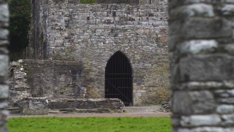 Puerta-En-El-Edificio-Principal-De-La-Antigua-Abadía-De-Mellifont-En-El-Condado-De-Louth,-Irlanda