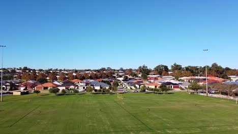 Clip-De-Elevación-Aérea-Sobre-Campos-De-Fútbol-Vacíos-En-Un-Día-Soleado,-Riverlinks-Park,-Clarkson