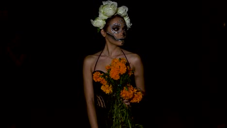 Imágenes-De-Una-Modelo-Vestida-De-Catrina-Caminando-En-La-Oscuridad-De-Las-Noches-De-Octubre.