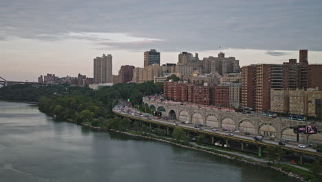 NYC-New-York-Luftaufnahme-V247-Drohnenüberflug-über-Den-Hudson-River,-Erfassung-Des-Viertels-Washington-Heights,-Des-Verkehrs-Auf-Der-Riverside-Drive-Way-Und-Der-Stadtlandschaft-Von-Upper-Manhattan-–-Aufgenommen-Mit-Inspire-3-8k-–-September-2023