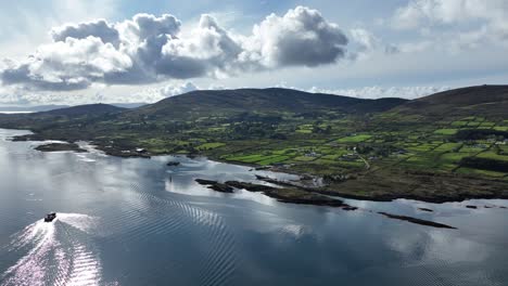 Drohnenlandschaft-Der-Insel-Bere-Im-Westen-Von-Cork,-Irland,-Auf-Dem-Wild-Atlantic-Way-Am-Frühen-Morgen-Mit-Der-Autofähre,-Die-Sich-Dem-Hafen-Nähert,-Einer-Beliebten-Touristenattraktion