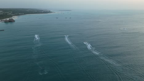 Lanchas-Acuáticas-En-La-Costa-De-La-Playa-De-Nungwi-En-La-Isla-De-Zanzíbar,-Aérea