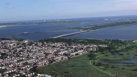 Timelapse-Rápido-Del-Aterrizaje-De-Un-Avión-En-El-Aeropuerto-De-Nueva-York-Con-Vistas-Al-Océano-Y-A-La-Ciudad.