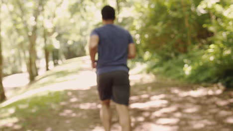 El-Joven-Se-Inclina-Para-Atar-Los-Zapatos-Antes-De-Correr.