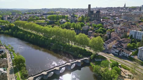 Puente-Peatonal-Point-Saint-Etienne-Con-La-Catedral-Al-Fondo,-Orilla-Del-Río-Limoges,-Francia