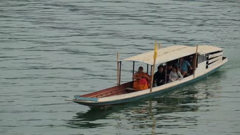 La-Gente-En-La-Ciudad-De-Luang-Prabang-Usó-Un-Bote-Pequeño-Para-Cruzar-El-Río-Mekong-En-El-área-De-Conservación-De-La-Unesco,-En-Esta-área-No-Está-Permitido-Construir-Un-Puente.