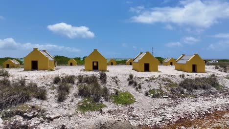 Rote-Sklavenhütten-In-Kralendijk-Auf-Bonaire,-Niederländische-Antillen