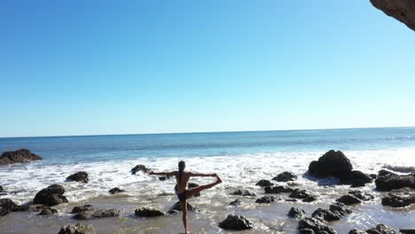 Drohnenaufnahme-Von-El-Matador-Beach-In-Malibu,-Kalifornien,-Die-Den-Ozean,-Die-Wildwasserwellen-Und-Den-Strand-Von-Oben-Zeigt