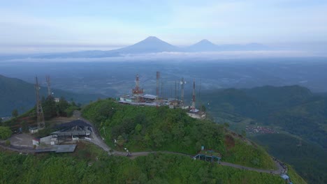 Vista-Aérea-De-La-Antena-En-La-Cima-De-La-Montaña