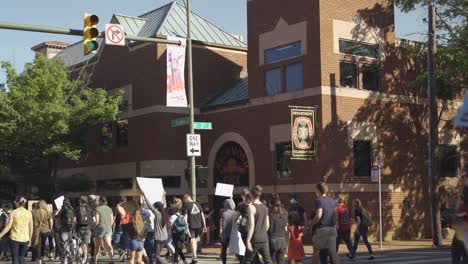 Las-Vidas-De-Los-Negros-Importan-Manifestantes-Marchando-Frente-A-La-Estación-De-Bomberos-De-Richmond.