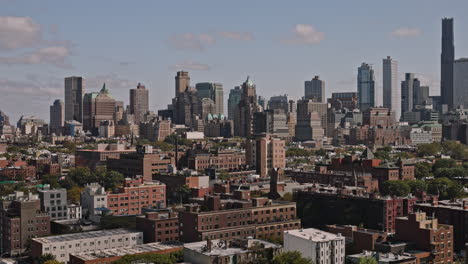 Nyc-Nueva-York-Antena-V203-Sobrevuelo-Bajo-Con-Drones-Barrio-Residencial-De-Cobble-Hill-Capturando-Edificios-De-Piedra-Rojiza-Y-Ladrillo-Contra-El-Paisaje-Urbano-Del-Centro-De-Brooklyn---Filmado-Con-Inspire-3-8k---Septiembre-De-2023